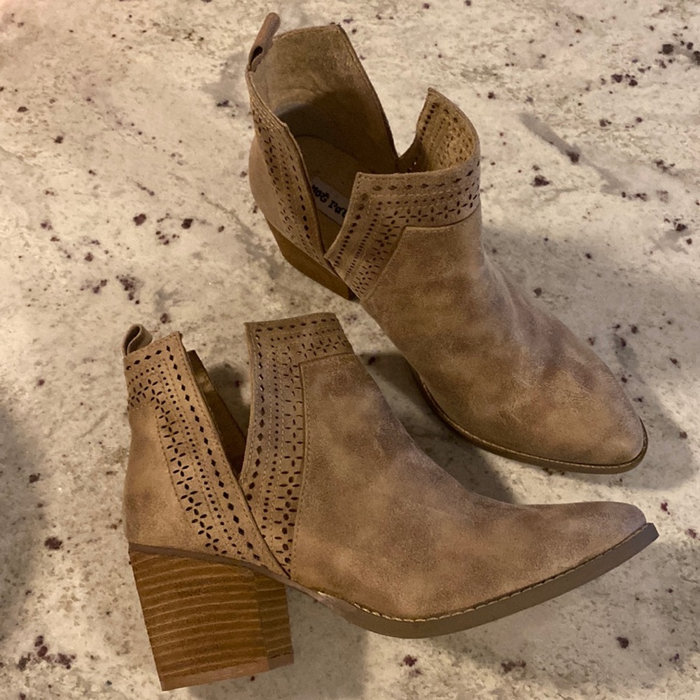 7.5 Women’s Not Rated booties